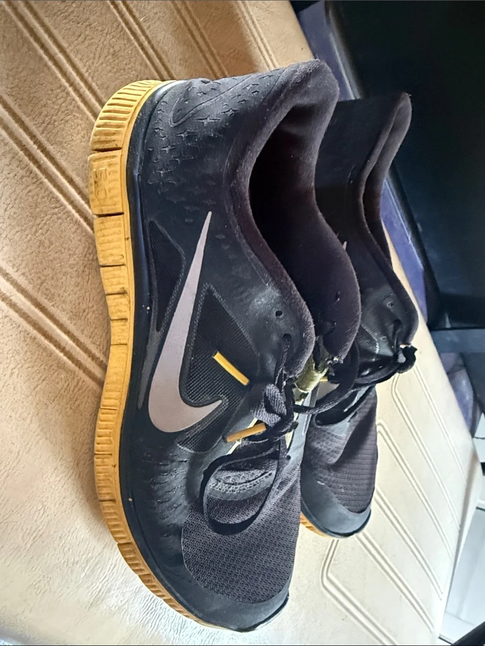 Nike men’s livestrong free run sneakers. Size 11